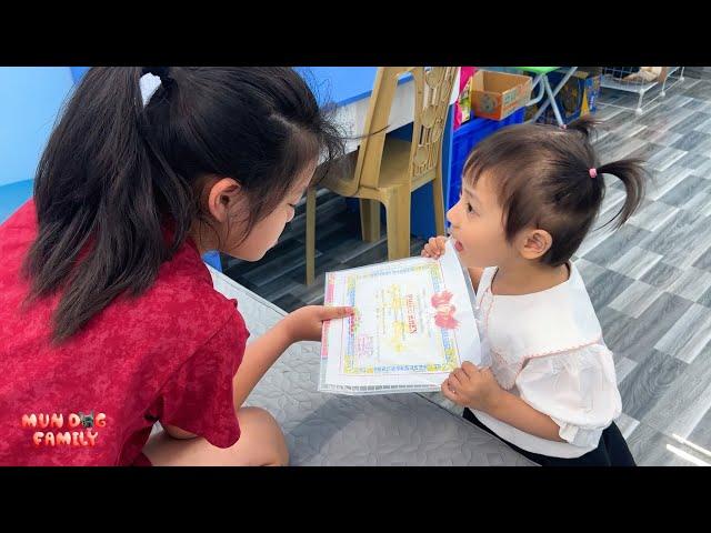 Diem teased Quynh when she received her certificate of merit