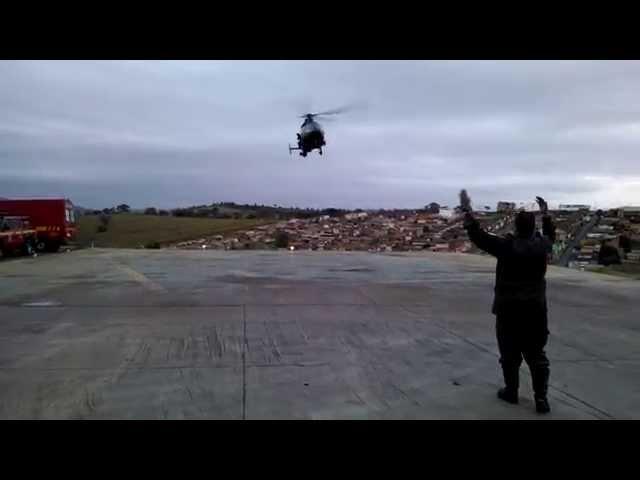 Helicóptero do Exército Brasileiro pousando no heliponto do Corpo de Bombeiros em Varginha