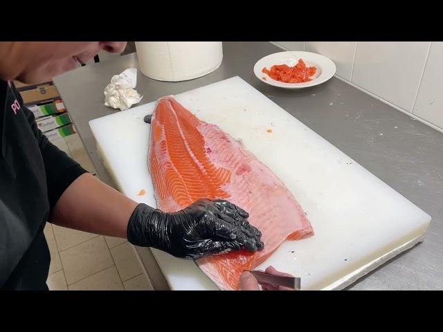 如何切三文鱼。How to cut a salmon