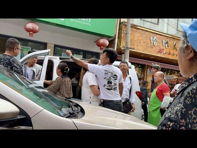 落後的彝族聚集地，野蠻的村民在街道上吵架，差點互毆