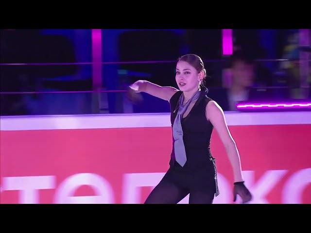 Aliona Kostornaia performance-Never tear us apart