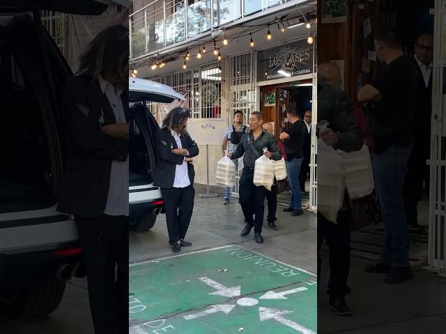 Vagabundo pide comida para sus amigos de la calle 