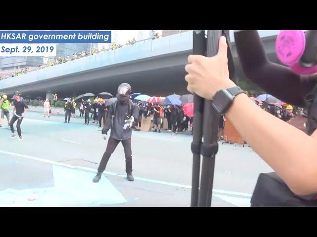 HK protesters target government offices with bricks, petrol bombs 香港特区政府大楼遭汽油弹袭击