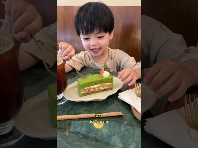 Lewen宝宝回家遇大暴雨躲屋檐下和爸爸妈妈们不吵不闹挤一起看雨很乖巧，好温馨；去蛋糕店打卡又很开心还偷吃超搞怪；米儿开启教Lewen宝宝唱歌 “大工程”，谁知老师本人也只会唱第一句；