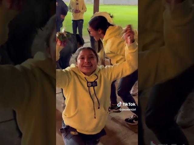 la jugadoras chingona de club América tomando fotografías 2025