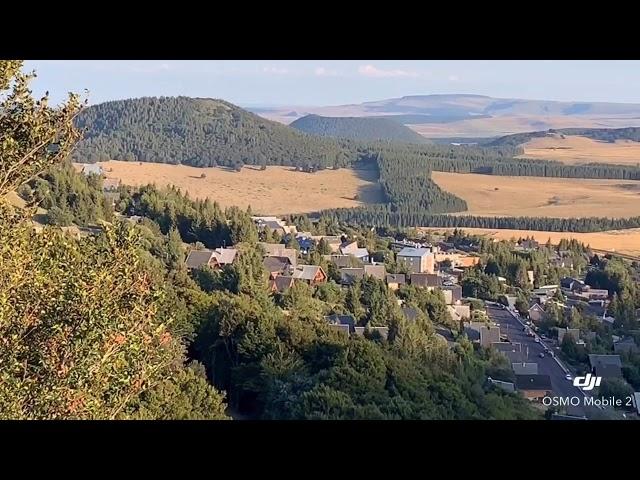 SUPER BESSE - VUE PANORAMiQUE AU MOIS D’AOÛT, SUPER BESSE, STATION D’ÉTÉ EN AUVERGNE