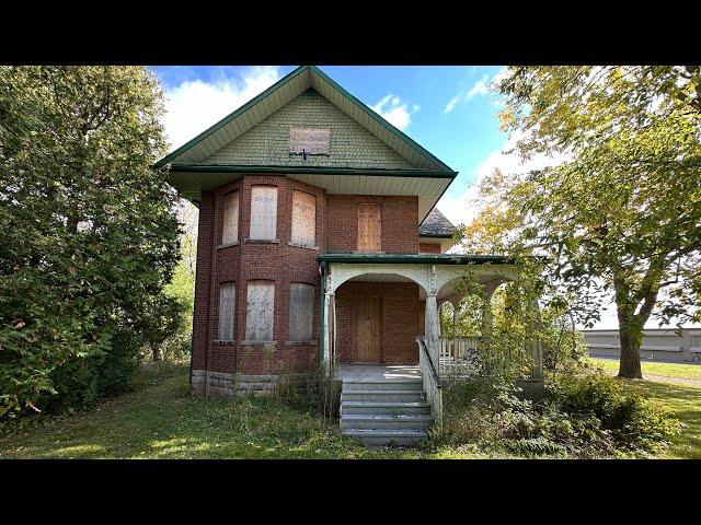 Terrifying ABANDONED century old farmhouse left forgotten for decades.