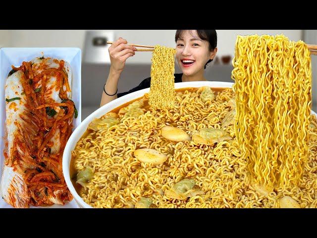 얼큰하고 칼칼한 물만두떡라면에 잘익은 김장김치 까지 라면 먹방! Rice cake dumpling ramen kimchi Mukbang