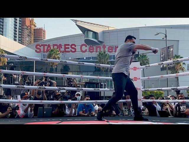 Oscar De La Hoya shows how LIGHTENING QUICK he's still on his feet