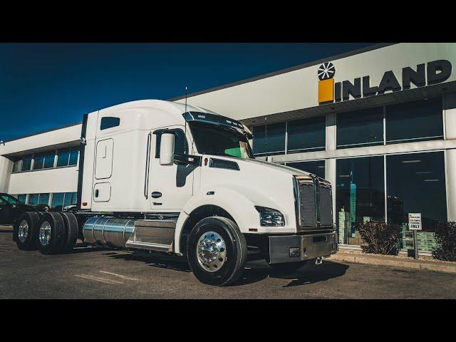 DECK TRUCK   2025 KENWORTH T880 WITH 76 MID ROOF SLEEPER   THE KENWORTH GUY