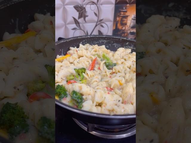 Bhai ka cheat day krwa diya #nehabisht #viral #dailyvlog #ashortaday #cooking #whitesaucepasta