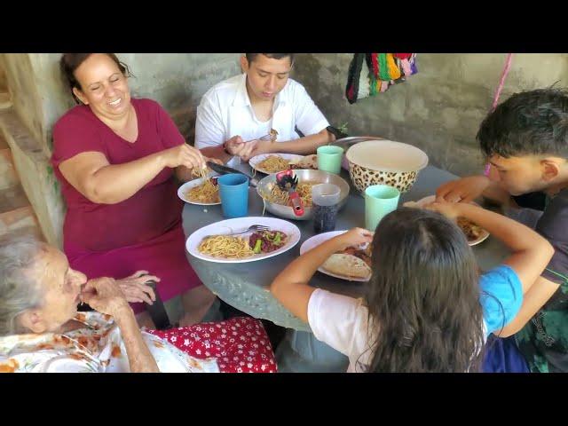 Comiendo con la abuela