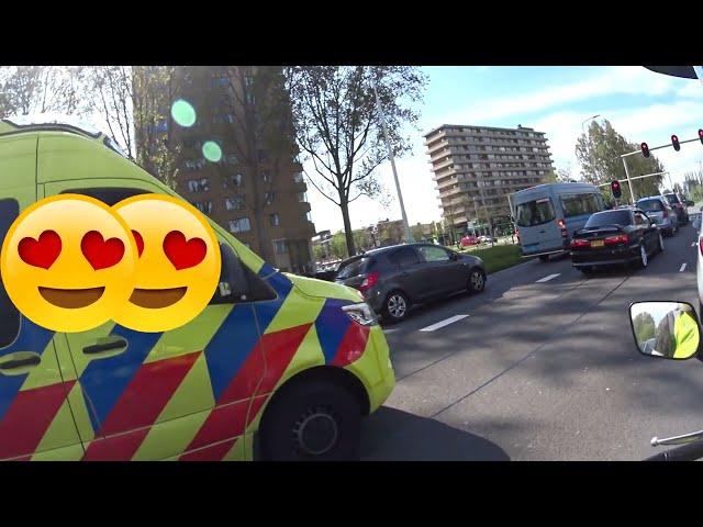 Blocking a lane to help an ambulance pass #motorcyclist #motorcycle Den Haag Lozerlaan