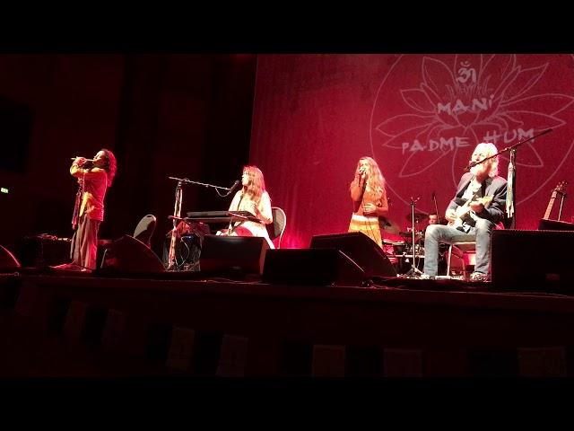 Neelam singing with Deva Premal and Miten „OM MANI PADME HUM“ – Meistersingerhalle Nürnberg 31.10.19