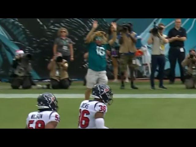 Jags fan runs on field & tries to get Trevor Lawrence's attention (HE WAS OPEN)