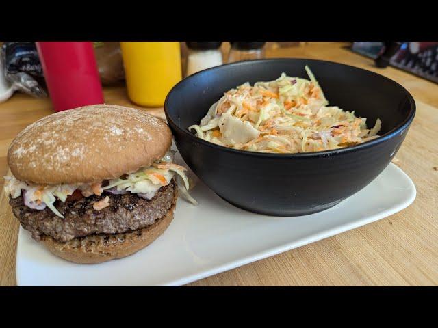 Saftiger Hamburger trifft auf Frischen Coleslaw – Ein Geschmackserlebnis!