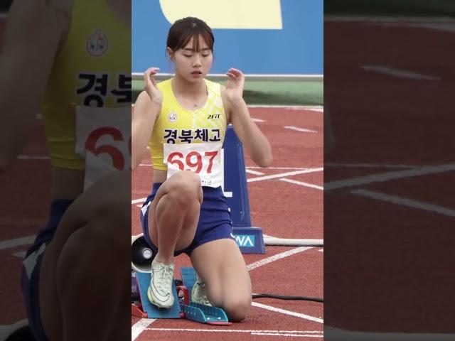 Women's sports track and field competition, female athletes in the rain#美athlete