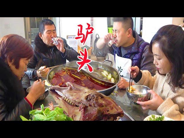 5kg donkey head 280 yuan, eat "donkey meat hot pot", and then a cup of Chinese wine, cozy!