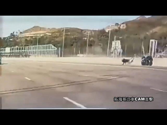 [車CAM直擊] 記住人要惡過車 當車惡過人嘅時候 就會踢個司機出馬路...