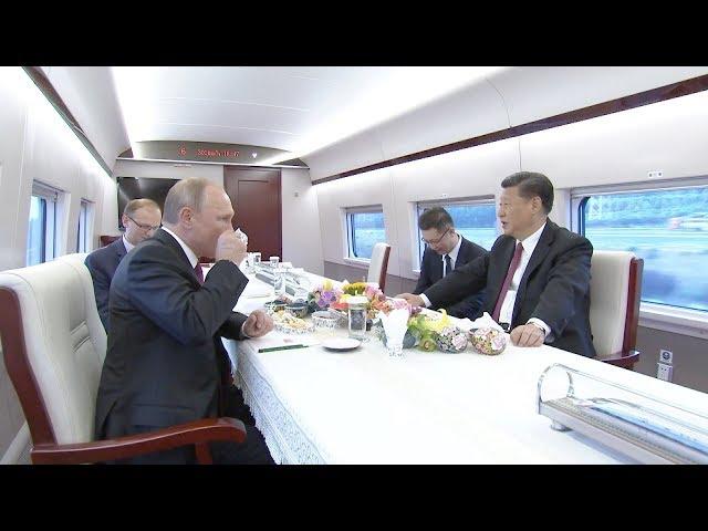 Chinese President Xi and Russian President Putin takes the CRH to Tianjin