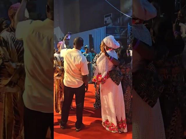 OONI OF IFE DANCES ON STAGE TO TOPE ALABI'S SONG IN ILE-IFE #ooniofife  #viral