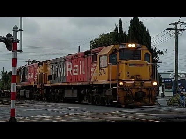 DXB 5074 & DFB 7267 on Train 934 at Parker Street Level Crossing in Islington.