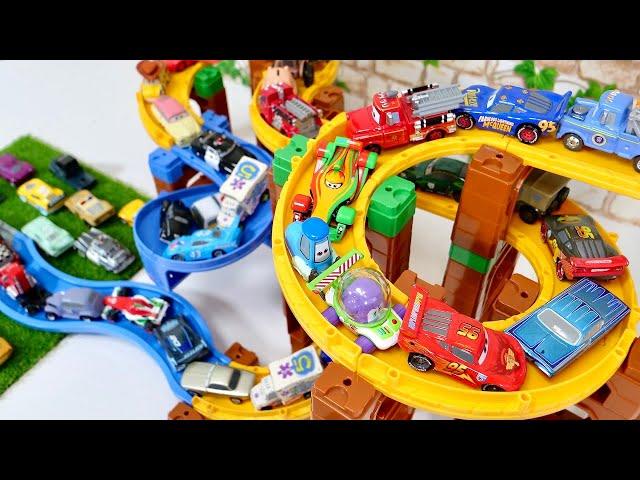 Disney Pixar Cars tomica toys たくさんのカーズのミニカーがくるくる・くねくねしながら坂道を走行します