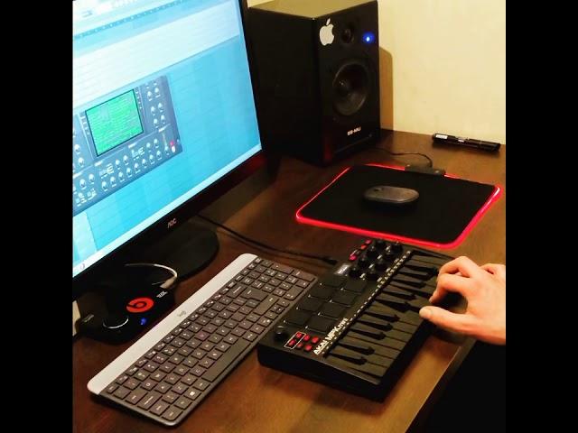 Akai MPK mini MK3 - playing Still Dre