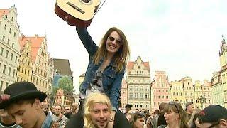 Massed guitars beat world record for playing Hendrix's 'Hey Joe'