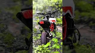 𝘽𝙧𝙤𝙠𝙚 𝙢𝙮 𝙝𝙚𝙖𝙧𝙩.. ....#duke390 #bikepose #motorcyclelife #bikestagram #twowheels #love #music