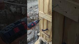 How to unscrew a construction screw from formwork?