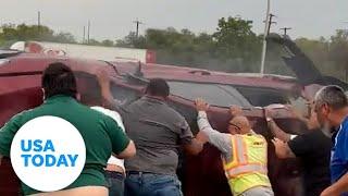 Good Samaritans rescue driver after car flips in Texas | USA TODAY