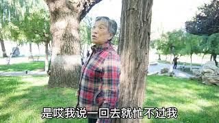 北京偶遇湖北大妈，拥有高级教师资格证，说出退休金让人不敢相信