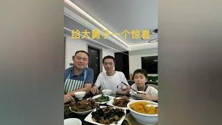 为了给侄儿一个惊喜，姑父也是煞费苦心，孩子看到爸爸时太开心了