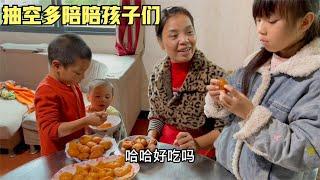 周末娜姐和雨锅在家做几种口味的南瓜饼，孩子们创意十足，大家都吃得很开心