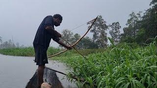 Wow! skillnya bukan kaleng" Pace ini, hujan deras masih bisa lihat ikan = Panah ikan nila