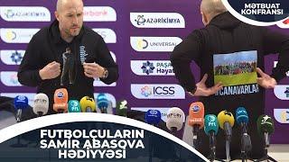 SAMİR ABASOVA FUTBOLÇULARINDAN HƏDİYYƏ! "Dedilər bunu geyin, 100% udacağıq" | MƏTBUAT KONFRANSI