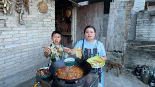 酸汤腊肉火锅，配贵州胡辣椒蘸水，下饭太香了