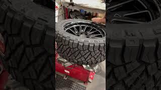 Mounting up a set of 22x10 TIS 547BM