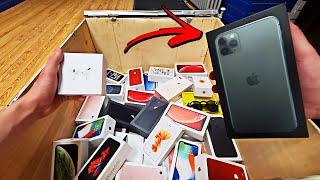 APPLE STORE DUMPSTER DIVING JACKPOT!! FOUND iPHONES!! BIGGEST APPLE STORE IN THE WORLD DUMPSTER DIVE