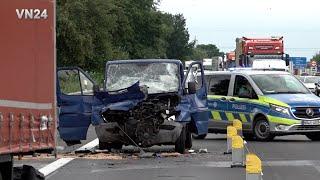 VN24 - Mercedes Sprinter crashes into truck at the end of a traffic jam on the A1 Freeway