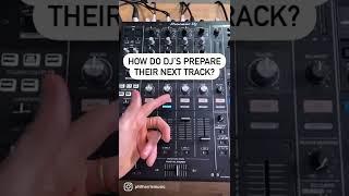 How DJs prepare their next track!  #howtodj #djing #djtutorials