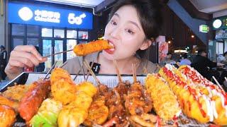 [ENG SUB] The Wonderful Korean Fried Skewers in the Snack Street! There are Fried... Fried Grapes? ?