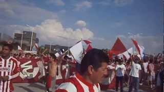 Caravana rojiblanca llegando al clásico tapatío.