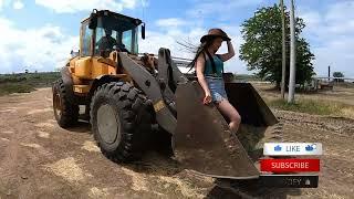 Pretty Girl Farm Modern Robotic Machine for Cow Hoof Grinding Cleaning - Amazing Cattle Farm 2023