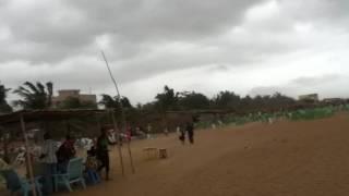 Une sirène qui sort de la mer sur une plage de Cotonou au Bénin