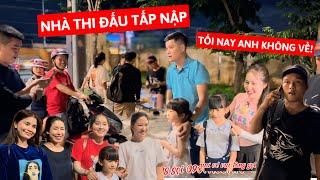 Nhà Thi Đấu tấp nập từ trưa tới tối, Phong Tôm ngủ lại bán vé xuyên đêm, tình hình bớt căng thẳng…?