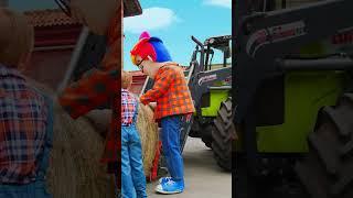 الاطفال يدّعون  أنهم يلعبون | يقوم الأطفال بإطعام حيوانات المزرعة!  Kidibli #shorts