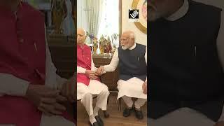 Delhi: President Murmu confers Bharat Ratna on Lal Krishna Advani at his residence