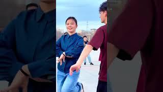 #抖音创作者大会 新疆舞男女对跳，自信大方的祖米热提古丽灵动的眼神俏皮的舞姿美翻众网友，灵魂舞者#路人视角 #支持抖音传播正能量 #大美新疆欢迎你 DOU+上热门 抖加上热门dou+热点